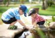 Kinder spielen am Wasser