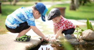 Kinder spielen am Wasser