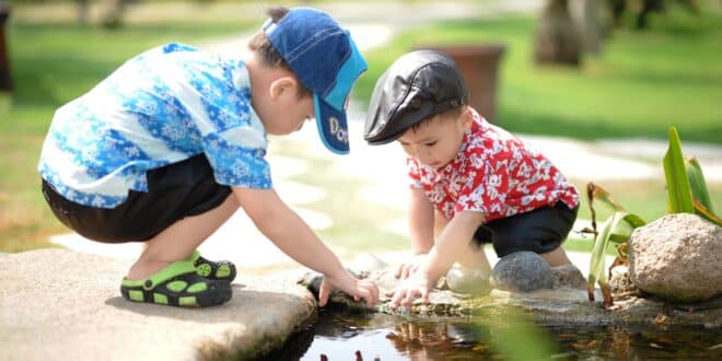 Kinder spielen am Wasser